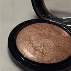 Authentic MAC “Global Glow”💋💋 FREE  LASHES🎉🎊